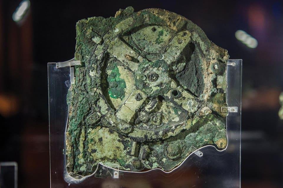 Um dos fragmentos do Mecanismo de Antikythera exposto no Museu Arqueológico Nacional em Atenas. (Fonte: Smithsonian Museum)