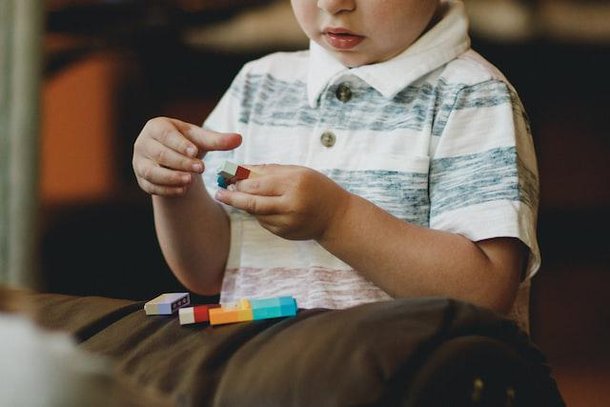 O autismo pode se manifestar em crianças a partir de seis meses. (Fonte: Unsplash)