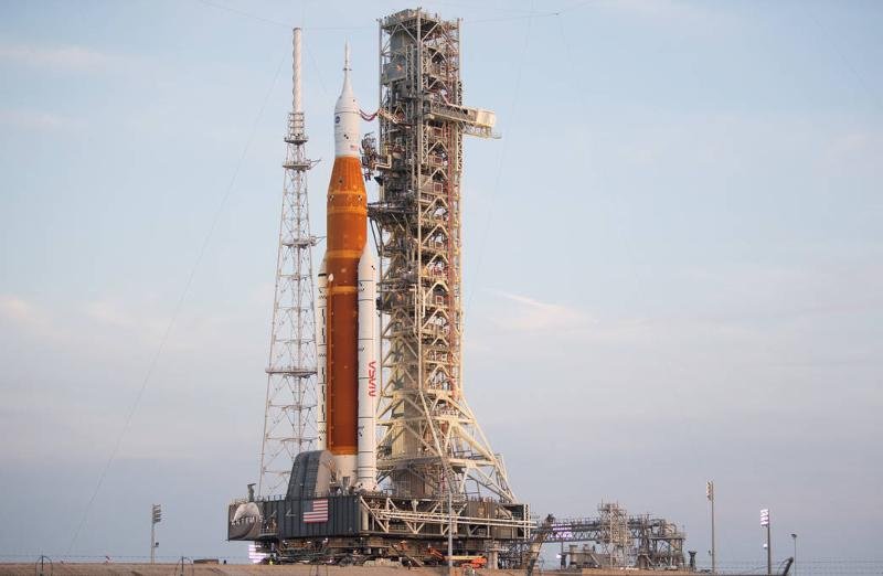 O foguete do Sistema de Lançamento Espacial (SLS) da NASA com a espaçonave Orion a bordo. (Fonte: NASA)