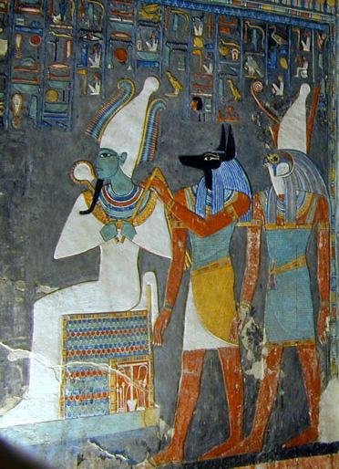 O Deus Osíris junto de outros dois deuses: Anubis e Hórus. (Fonte: Wikimedia)