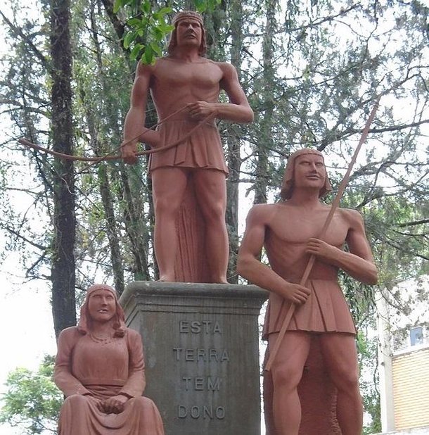 Monumento em homenagem a Sepé Tiaraju na cidade de Santo Ângelo, no Rio Grande do Sul. (Fonte: Wikimedia/ Reprodução)