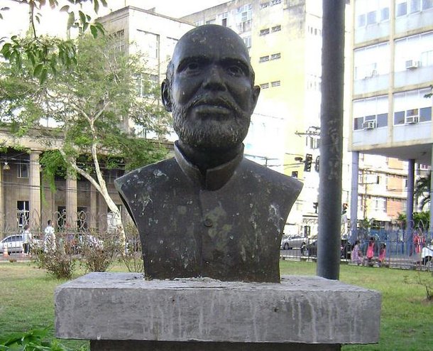 Luís Gonzaga eternizado em busto numa praça de Salvador. (Fonte: Wikipedia/ Reprodução)