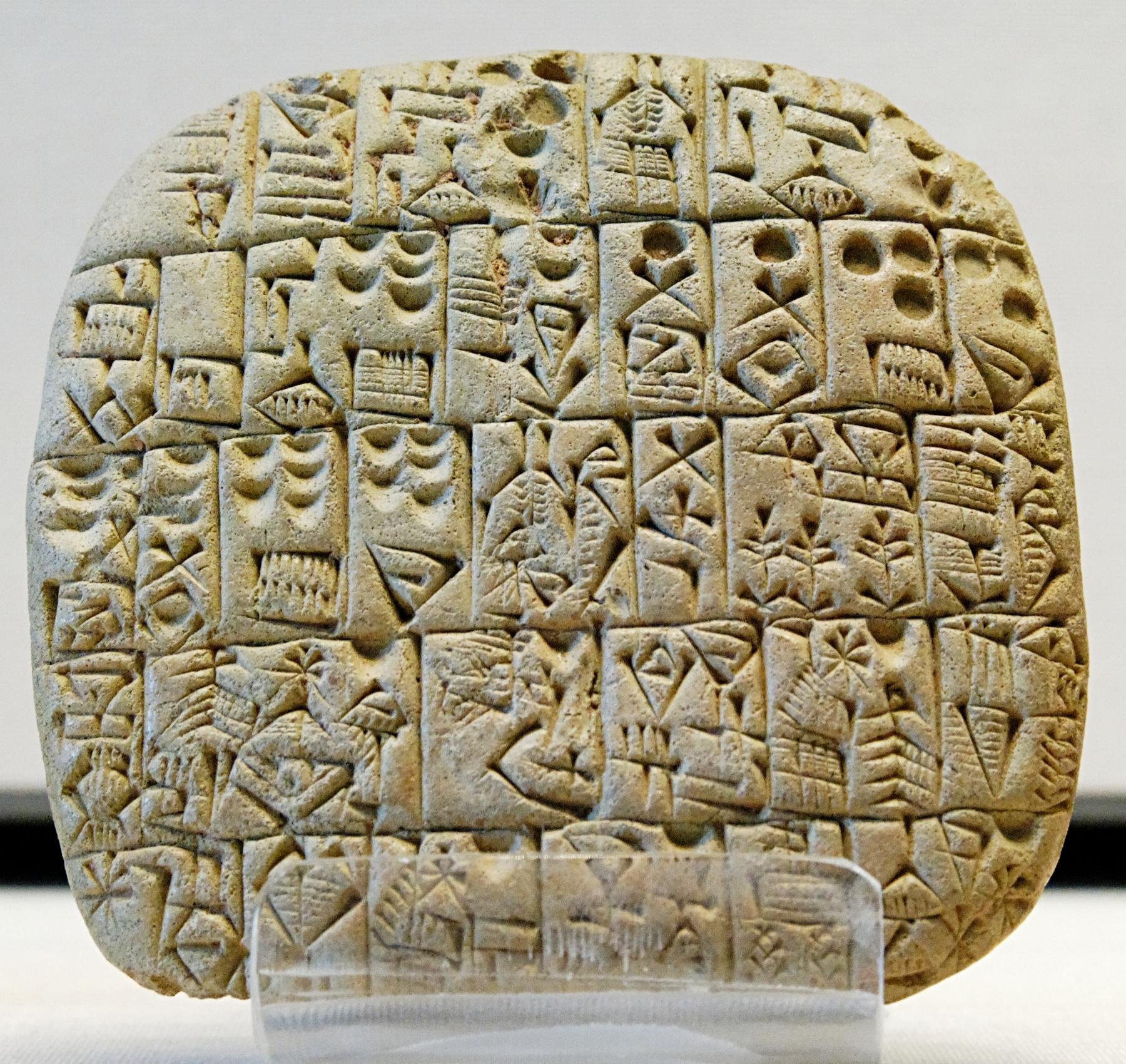 Exemplo de escrita cuneiforme. (Fonte: Wikipédia / Reprodução)