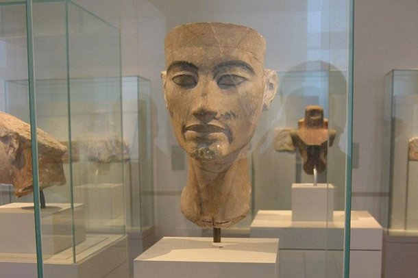 Busto inacabado da rainha Nefertiti em exposição no Museu Egípcio de Berlim