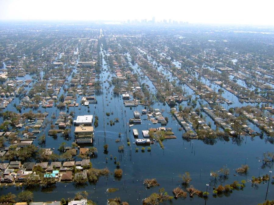 Vista de Nova Orleans inundada após o furacão Katrina.