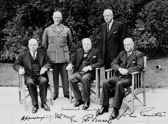 Os primeiros-ministros de cinco membros da Commonwealth em 1944. Da esquerda para a direita: Mackenzie King (Canadá), Jan Smuts (África do Sul), Winston Churchill (Reino Unido), Peter Fraser (Nova Zelândia) e John Curtin (Austrália). (Fonte: Wikimedia Commons)