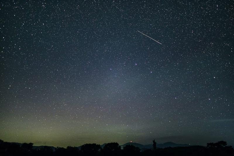 Quando luzes cortam os céus indicando a queda de meteoritos, os caçadores de pedras do espaço entram em ação