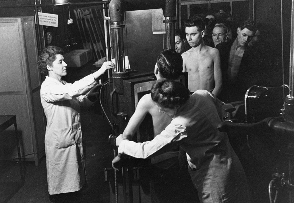Trabalhadores de uma fábrica tirando raios x na década de 1940. (Fonte: Leonard McCombe/Picture Post/Getty Images)
