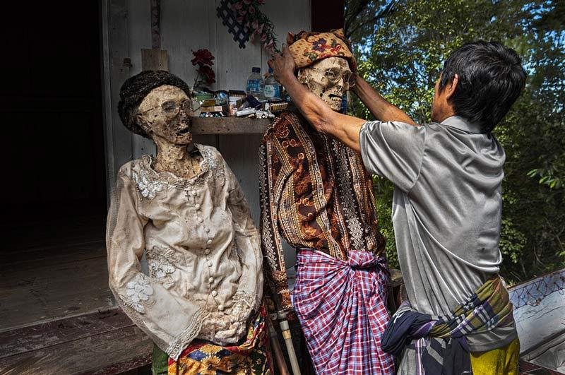Os Toraja tratam seus mortos como se estivessem apenas doentes até poderem ser finalmente enterrados. (Fonte: RaiyaniM/Wikimedia Commons)