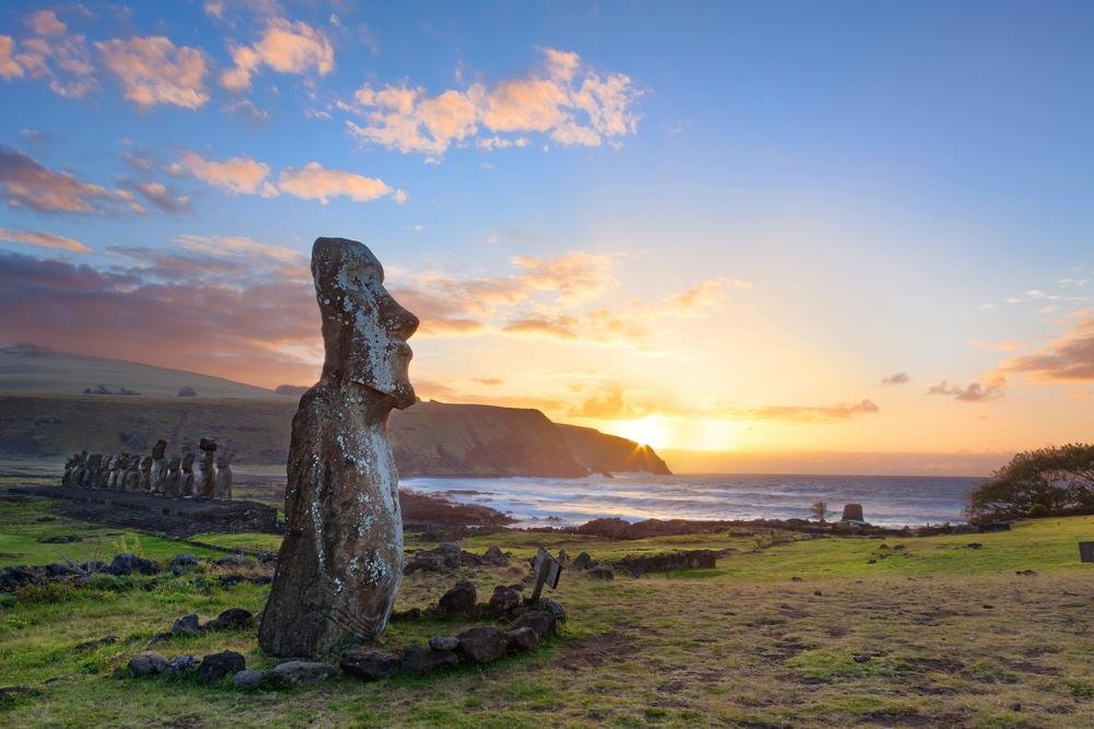 As estátuas esculpidas em Pedra estação localizadas em Rapa Nui. (Fonte: Shutterstock/Reprodução)