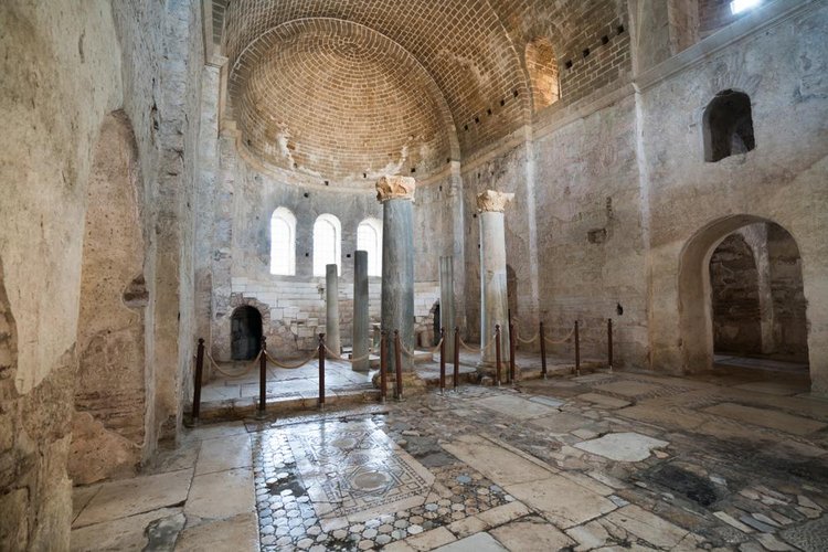 Túmulo está sob o piso de antiga igreja bizantina. (Fonte: Shutterstock)