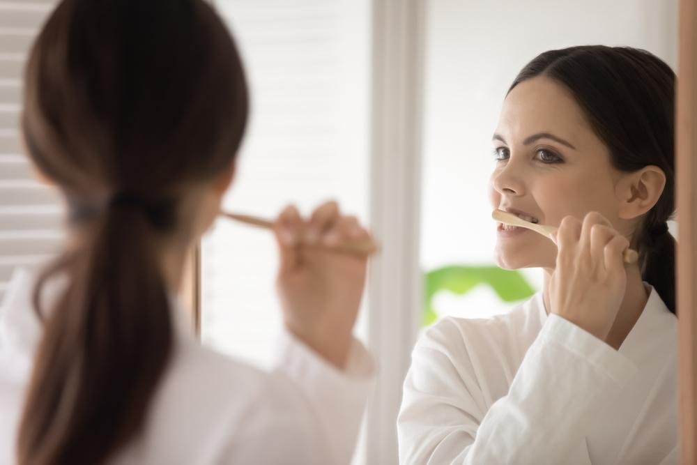 Não é recomendado escovar os dentes logo após as refeições. (Fonte: Shutterstock)