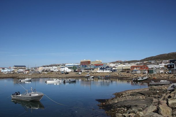 Iqaluit, capital e maior cidade do território de Nunavut. (Fonte: Wikimedia Commons)