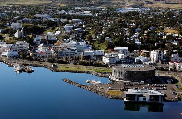 Akureyri, a quarta maior cidade da Islândia. (Fonte: Wikimedia Commons)