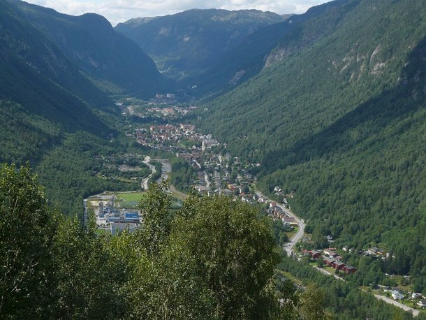 Cidade de Rjukan fica dentro de um vale. (Fonte: Wikimedia Commons)