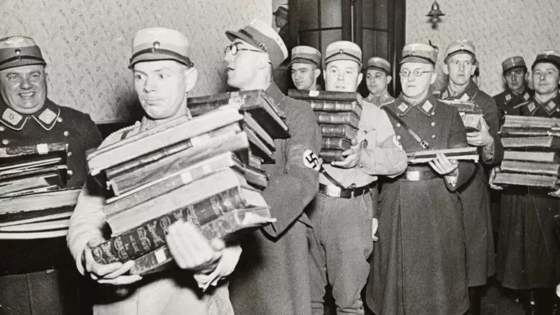 Soldados nazistas confiscam livros (Fonte: Yad Vashem / Reprodução)