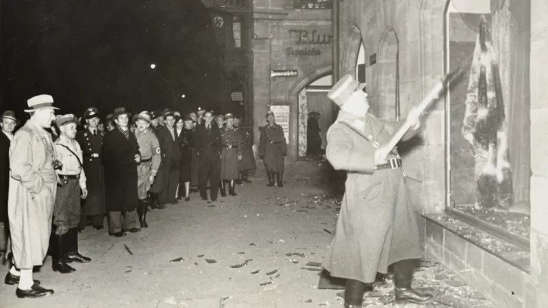 Soldado nazista é observado quebrando loja (Fonte: Yad Vashem / Reprodução)