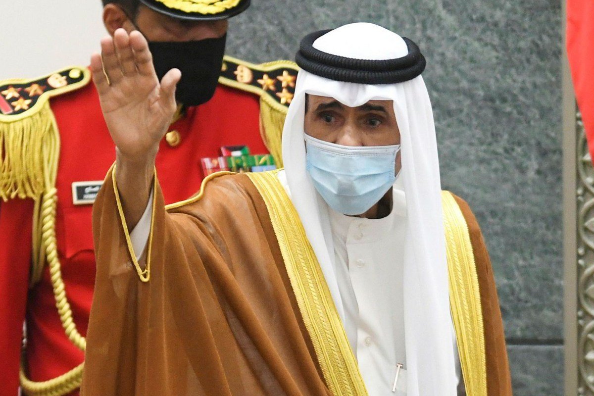 What is the name of the white robe and head gear that Sheiks of Dubai or  Saudi Arabia wear? - Quora