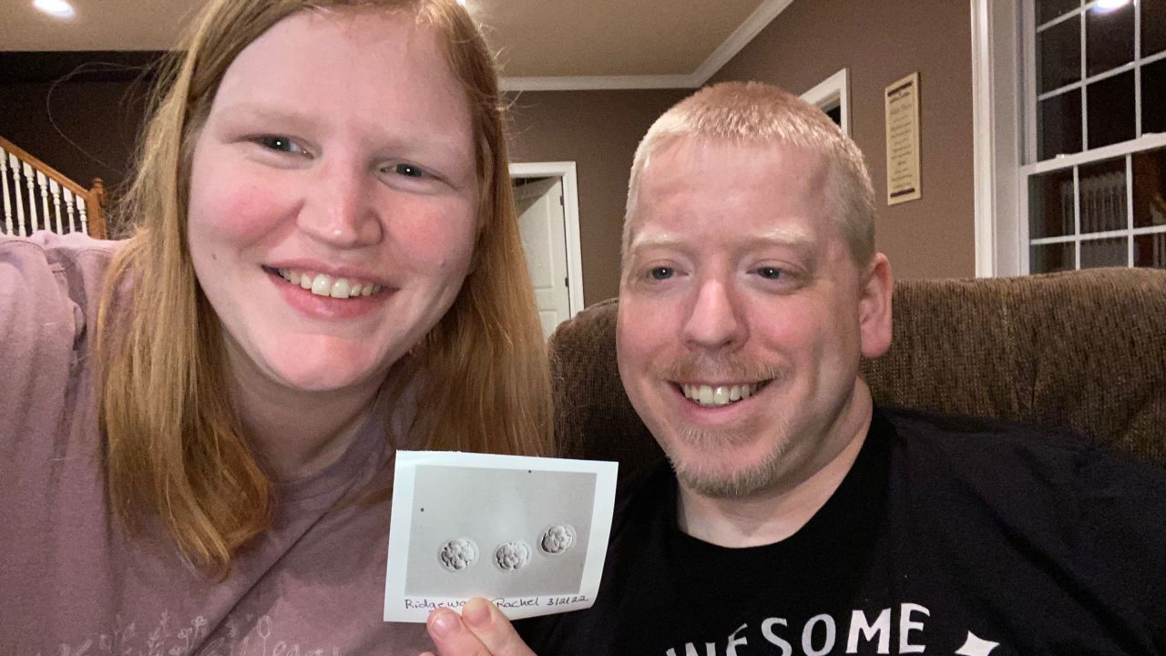 Philip e Rachel Ridgeway com a foto dos embriões congelados por 30 anos (Fonte: CNN).