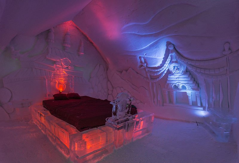 Apesar de parecer bem gelado, o quarto do Hotel de Glace pode oferecer bastante conforto para os visitantes. (Fonte: Wikimedia/Reprodução)
