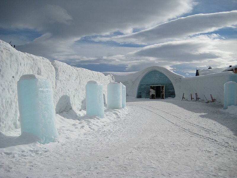 Entrada do Ice Hotel, localizado na Suécia. (Fonte: Wikimedia/Reprodução)