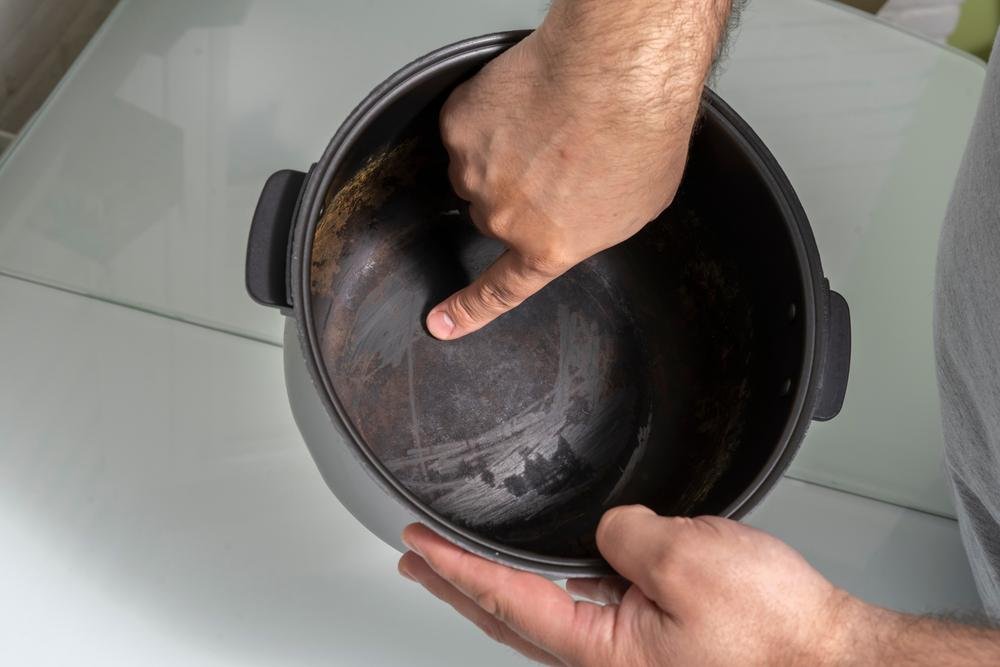 Além das panelas, o teflon é utilizado no revestimento dos cestos das Air Fry. (Fonte: Shutterstock/Reprodução)