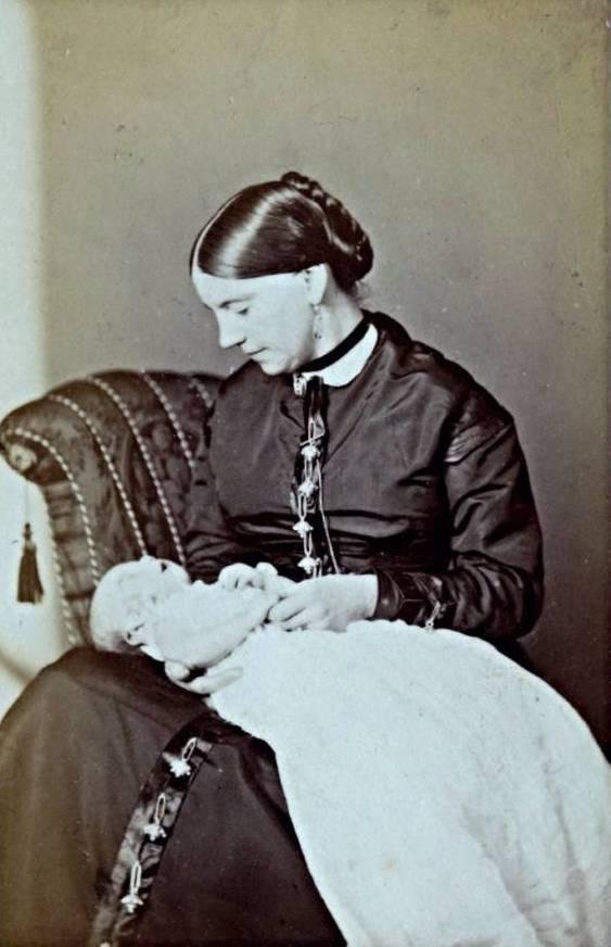 Fotografia post-mortem de um bebê e sua mãe. (Fonte: All That's Interesting)