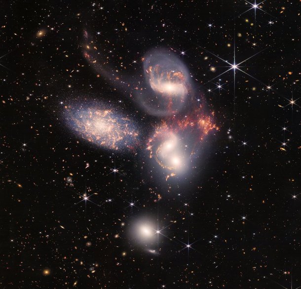 Quatro galáxias aparecem interagindo nessa belíssima imagem do quinteto espacial. (Fonte: NASA/Reprodução)