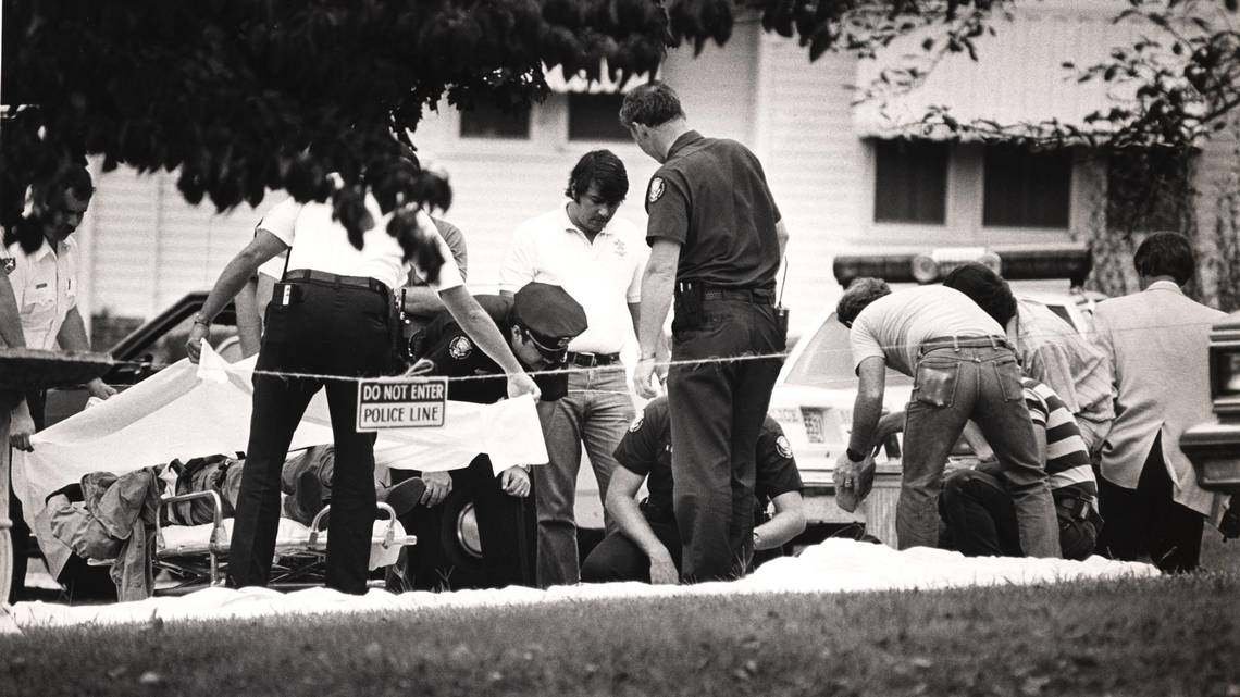 Polícia investigando o acidente com Andrew Thornton. (Fonte: News Sentinel Archive)