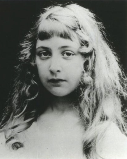 Agatha Christie com cerca de 10 anos. (Fonte: Wikimedia Commons)