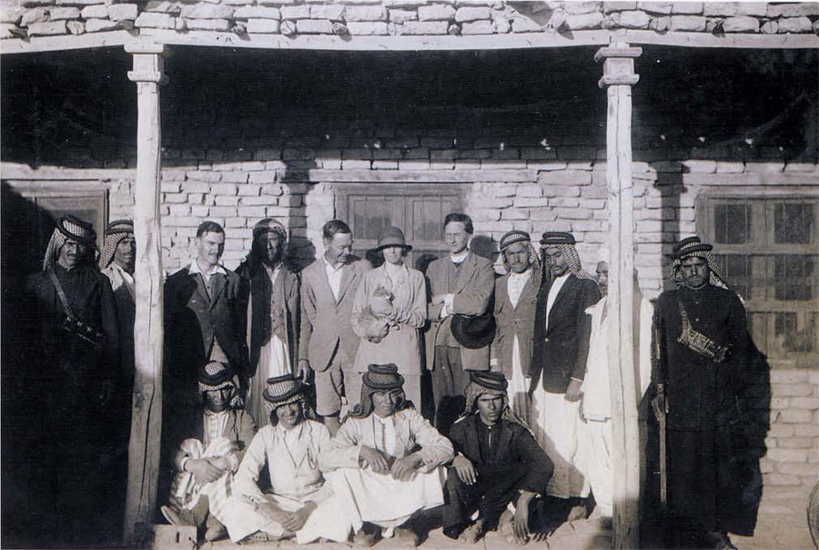 Katherine Wolley (ao centro), durante uma expedição no Iraque. (Fonte: Wikimedia Commons)