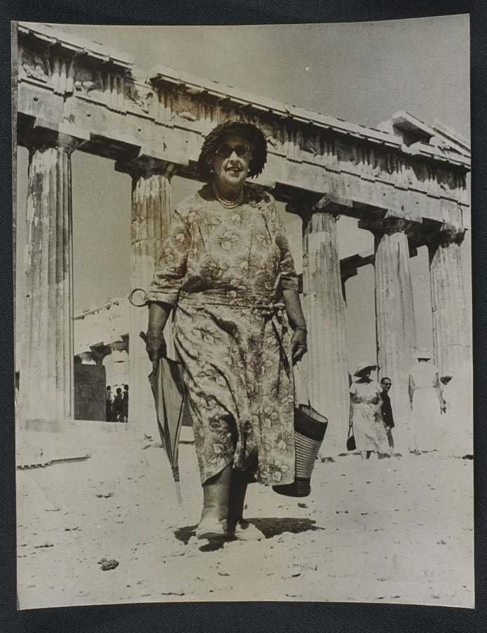 Agatha Christie visitando a Acrópole de Atenas em 1958. (Fonte: Wikimedia Commons)