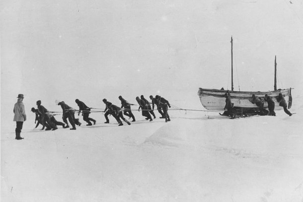 Tripulação puxando um bote salva-vidas do Endurance em 1916. (Fonte: Hulton Archive/Getty Images)