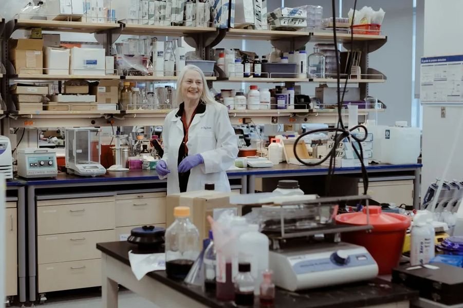 Kelly Drew em seu laboratório. (Fonte: Mary Webb/Wired)