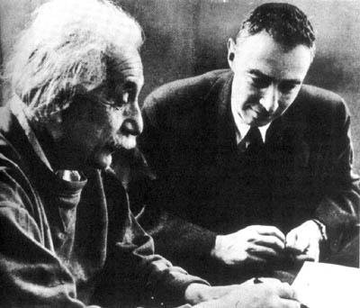 Albert Einstein e J. Robert Oppenheimer, líder do Projeto Manhattan. (Fonte: Wikimedia Commons)