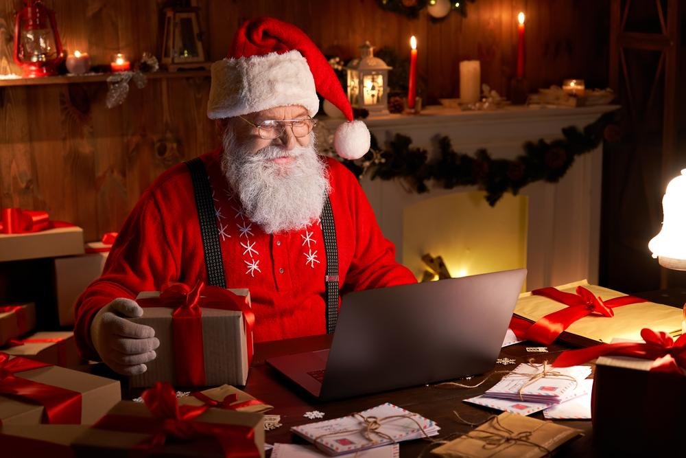 Um dos motivos mais fortes para o vermelho no Natal está associado às roupas do Papai Noel. (Fonte: Shutterstock/Reprodução)