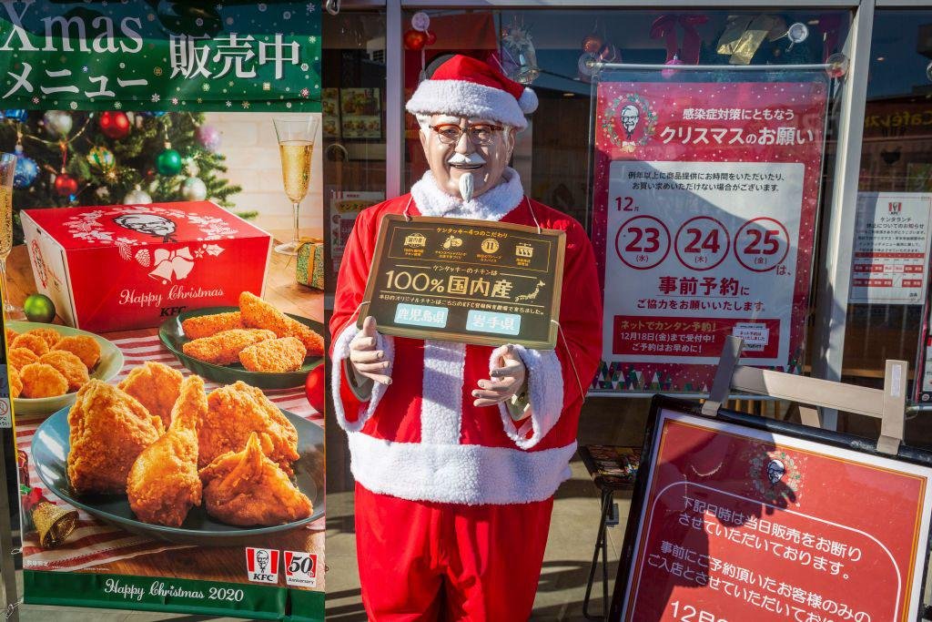 No Japão, a ceia de Natal é garantida com o frango frito do KFC. (Fonte: Getty Images/Reprodução)