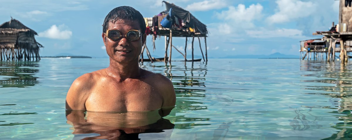 Um mergulhador masculino com equipamento completo na arte de uma linha do  oceano azul