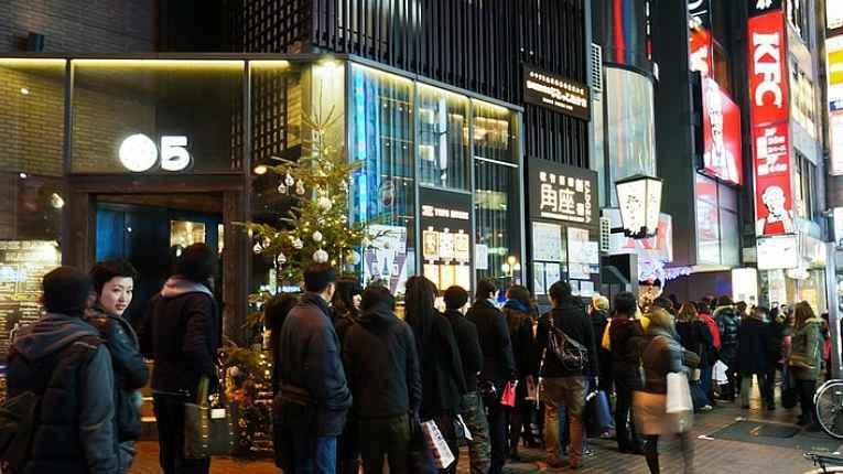 Japoneses encaram filas enormes pelo balde de frango frito do KFC no Natal. (Fonte: Coisas do Japão/Reprodução)