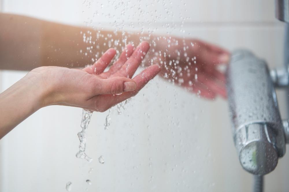 Tomar banho lavaria as bençãos, segundo os filipinos. (Fonte: Shutterstock)