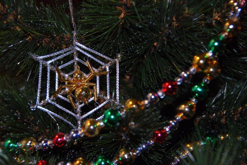 Enfeites imitando teias de aranha são comuns nas árvores de Natal ucranianas. (Fonte: Shutterstock)