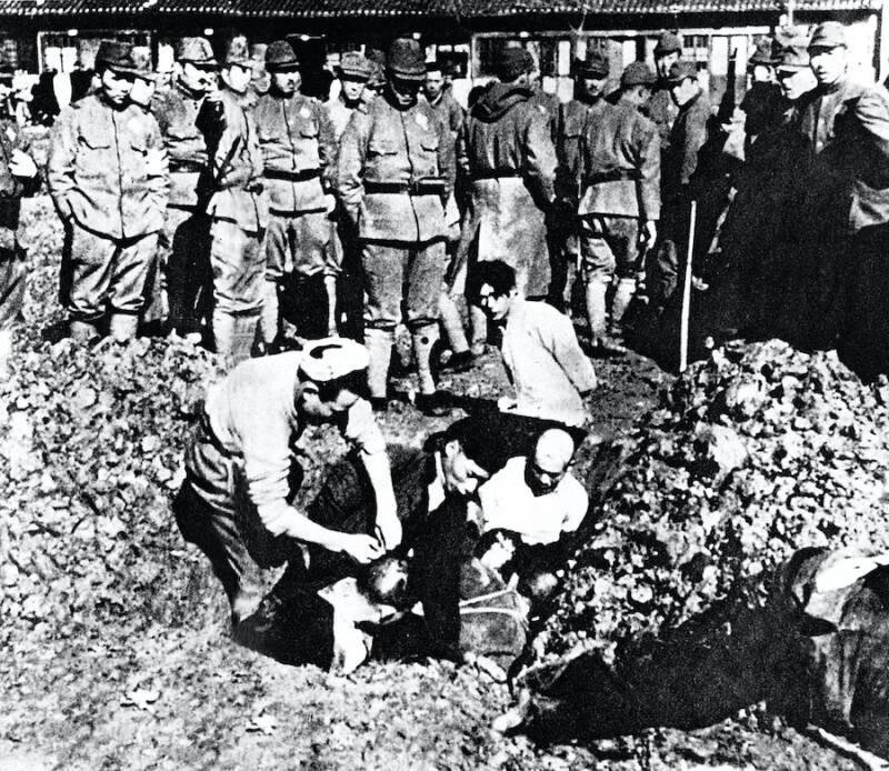 Tropas japonesas enterrando chineses vivos durante o Massacre de Nanjing.(Fonte: Wikipedia/ Reprodução)