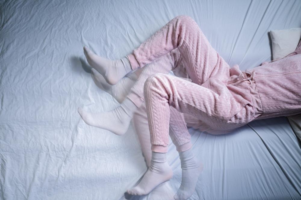 Os movimentos também podem ser reflexo do desconforto, por isso é necessário minimizá-los ao máximo antes mesmo de dormir. (Fonte: Shutterstock)