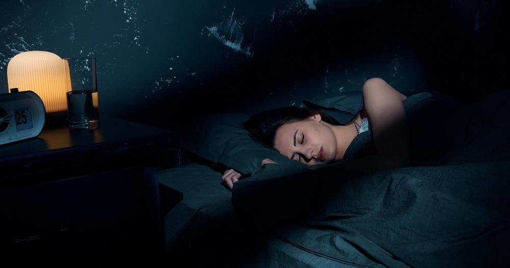 Dormir bem pode ser uma tarefa desafiadora para algumas pessoas. Por isso, adotar alguns cuidados pode auxiliar bastante. (Fonte: Shutterstock)