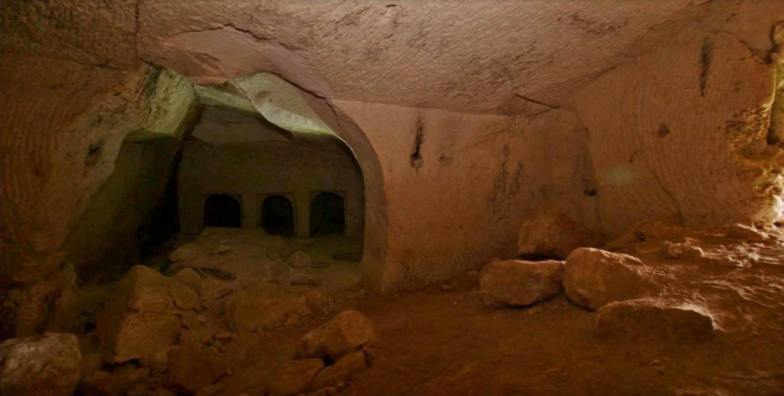 Interior da caverna mortuária. (Fonte: IAA/Facebook)