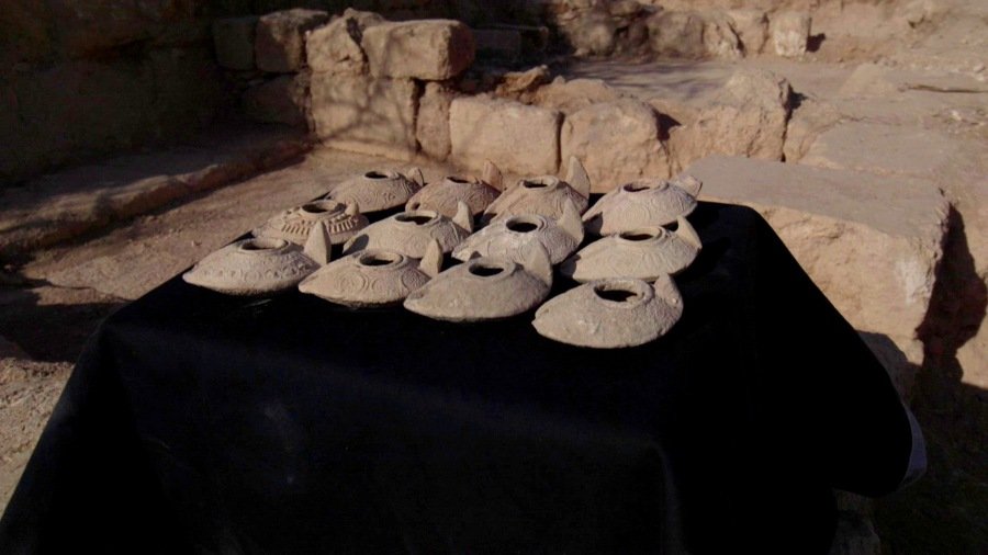 Objetos encontrados no local que podem ter sido usados por peregrinos para iluminar o interior da caverna. (Fonte: IAA/Facebook)