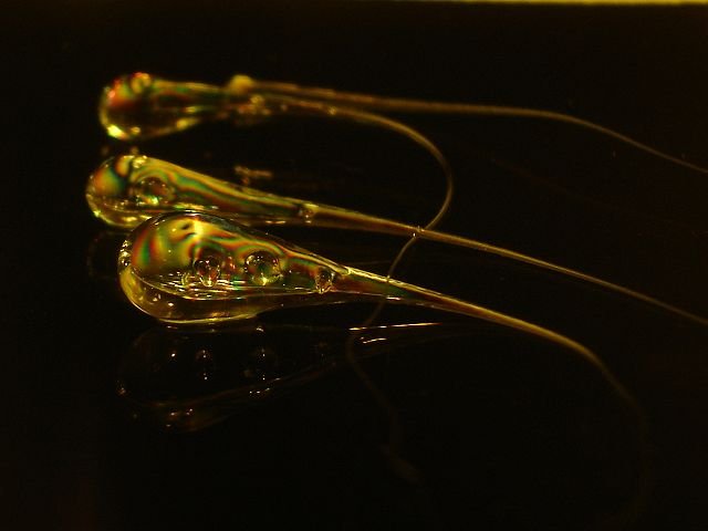 Gotas formadas por vidro incandescente são extremamente resistentes. (Fonte: Wikimedia Commons)
