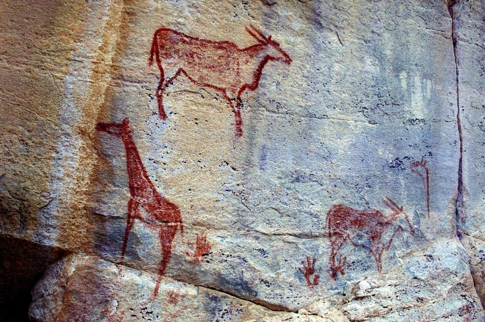 A arte rupestre, que apresenta a constante presença de ilustrações de animais, intriga pesquisadores ainda hoje. (Fonte: Shutterstock/Reprodução)