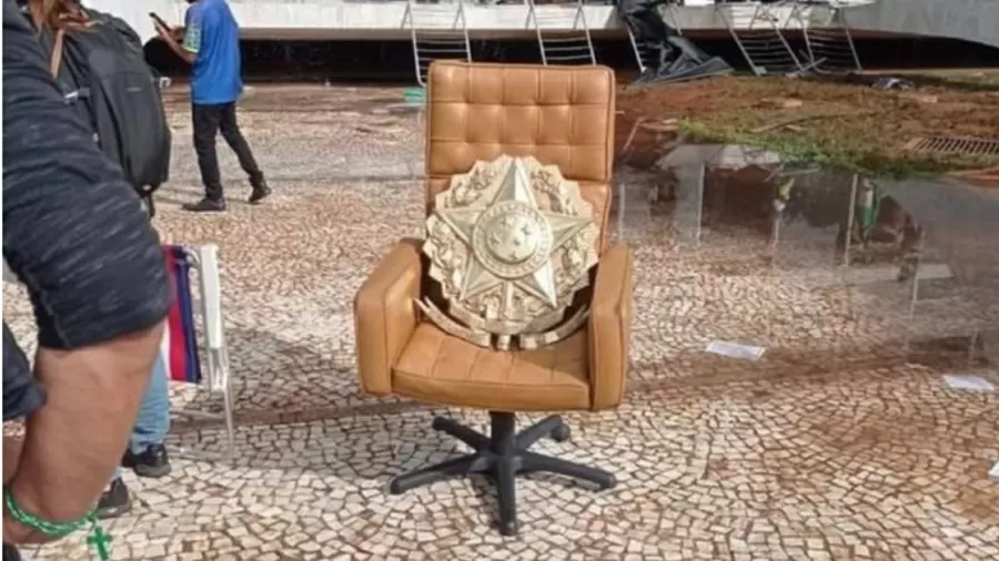 Cadeira e Brasão da República retirados do STF por terroristas. (Fonte: Bol/Reprodução)