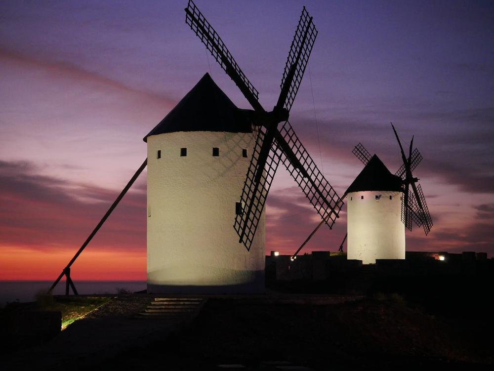 Especula-se que o duelo de Dom Quixote contra os moinhos de vento teria servido de inspiração ao engenheiro. (Fonte: Shutterstock/Reprodução)